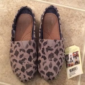 NEW Sz 6 Gray Leopard shoes NWT